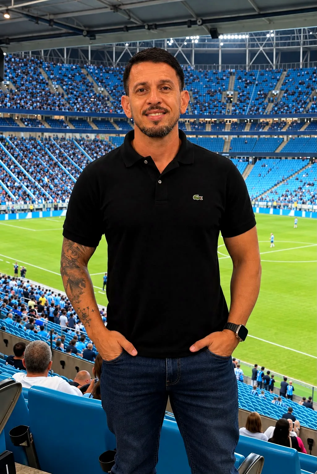 Franklin Roubuste em um estádio de futebol, diante do campo