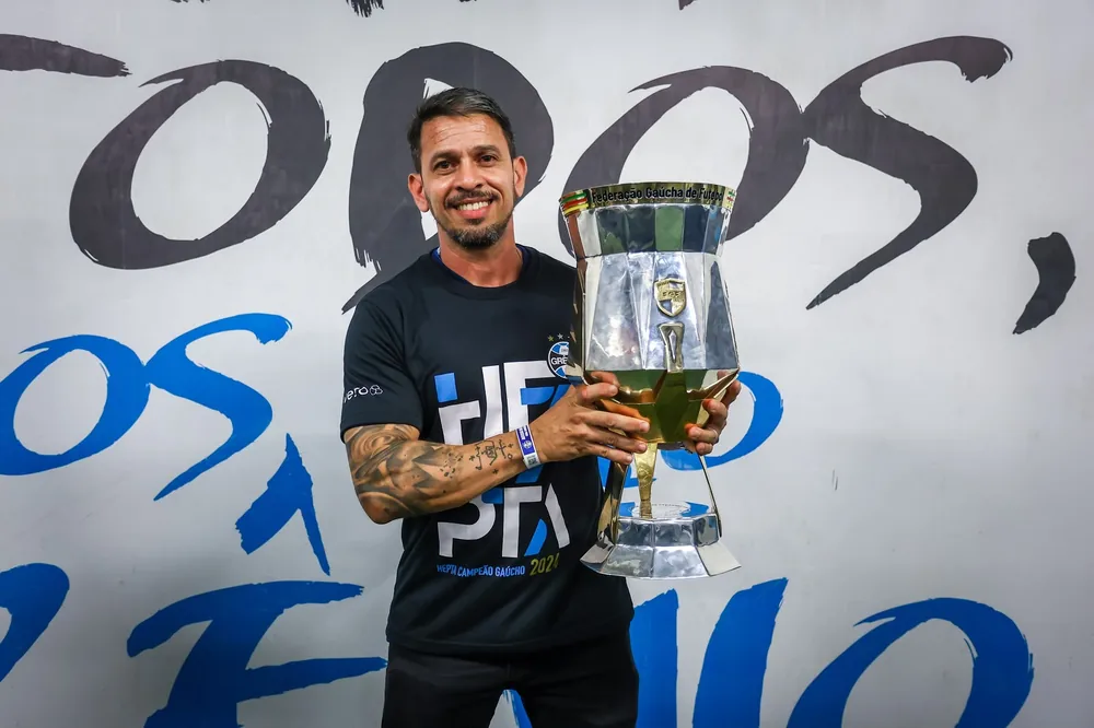 Franklin segurando um troféu em registro de sua trajetória profissional