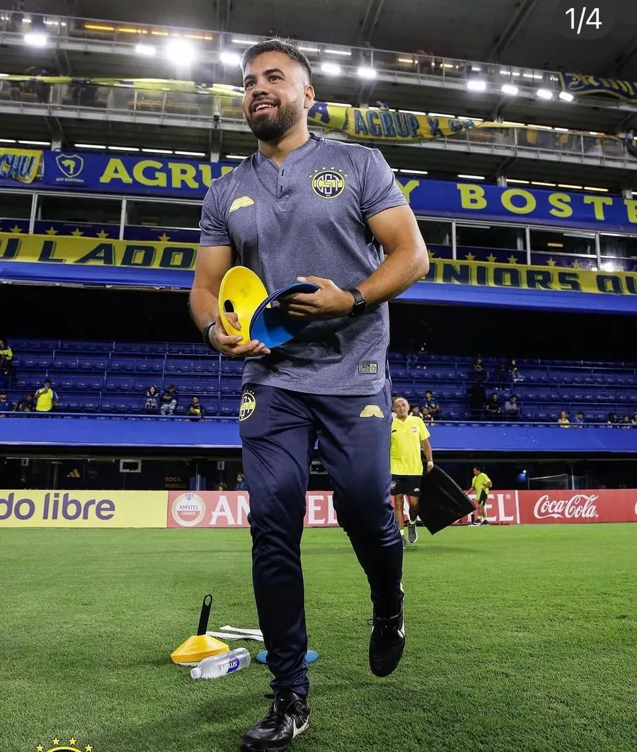 Diego Ayala em campo de futebol com equipamento de treino