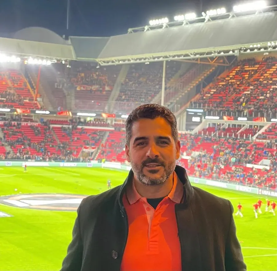 Luciano Rocha em estádio de futebol na Itália